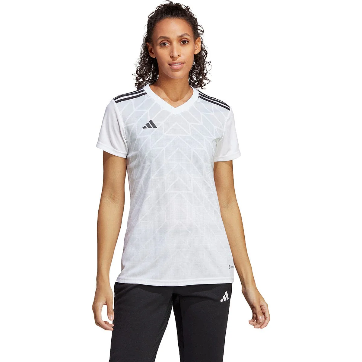 Does the adidas team icon 23 jersey have a specific neckline type?