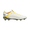 Does the Puma King Ultimate 10756305 have a design on its lateral vamp?